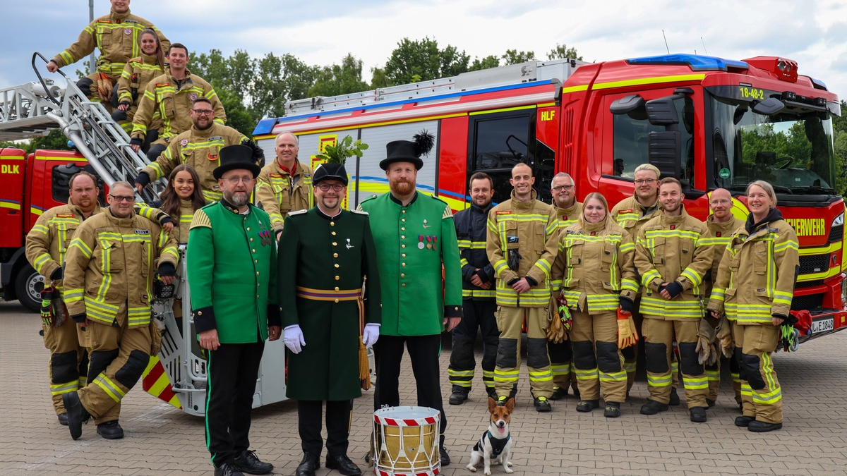 FW-OLL: Tradition trifft Verantwortung - Feuerwehr bleibt auch zum Gildefest einsatzbereit - Foto: presseportal.de