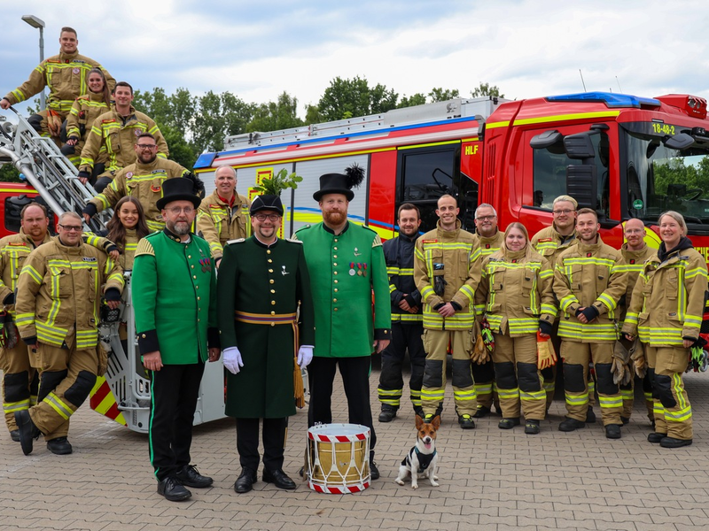 FW-OLL: Tradition trifft Verantwortung - Feuerwehr bleibt auch zum Gildefest einsatzbereit - Foto: presseportal.de