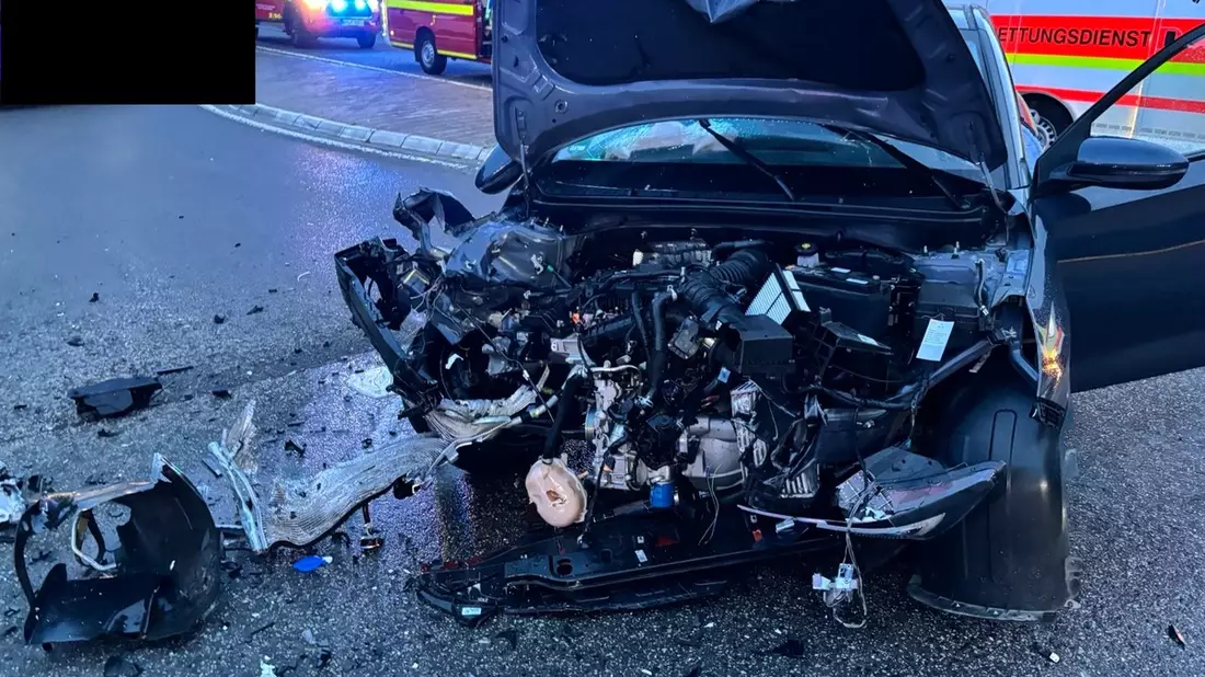 POL-PDKH: Verkehrsunfall aufgrund Vorfahrtsverletzung; Vollsperrung auf der B428. - Bild: presseportal.de