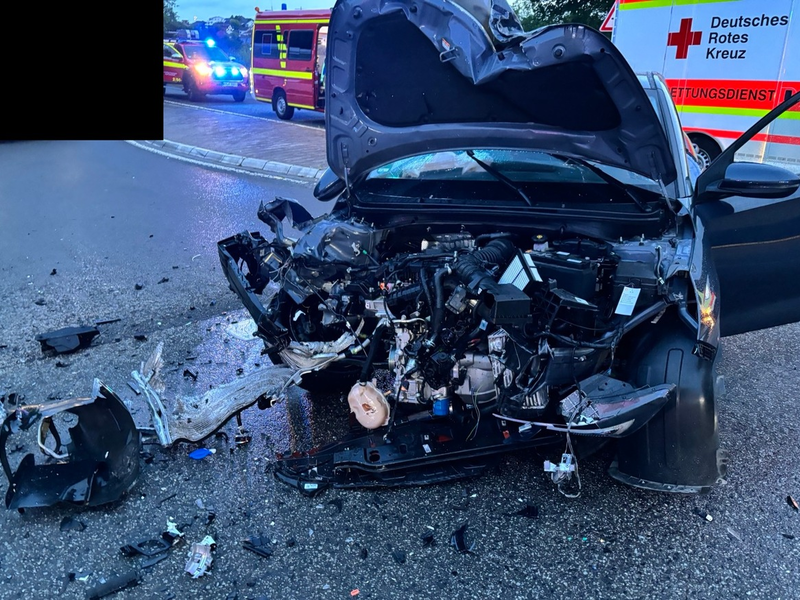 POL-PDKH: Verkehrsunfall aufgrund Vorfahrtsverletzung; Vollsperrung auf der B428. - Foto: presseportal.de
