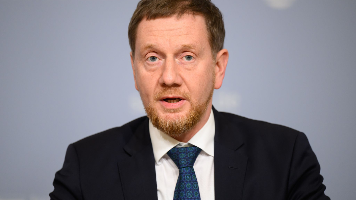 Die Länder seien sich einig in ihrer Forderung nach Ersatz ihrer Kosten, sagt der Vorsitzende der Ministerpräsidentenkonferenz, Michael Kretschmer. (Archivbild) - Foto: Robert Michael/dpa