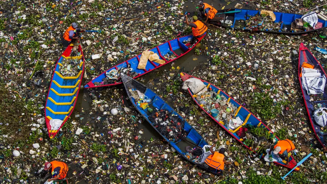 Bilder wie diese zeigen, warum der Citarum oft «dreckigster Fluss der Welt» genannt wird. - Bild: Algi Febri Sugita/ZUMA Press Wire/dpa