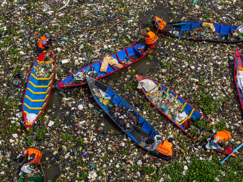 Bilder wie diese zeigen, warum der Citarum oft «dreckigster Fluss der Welt» genannt wird. - Foto: Algi Febri Sugita/ZUMA Press Wire/dpa