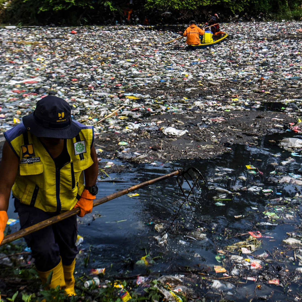 Die Reinigungsaktionen der Behörden sind sehr aufwendig - aber meist kehrt der Müll schon bald wieder zurück. - Foto: Dimas Rachmatsyah/ZUMA Press Wire/dpa