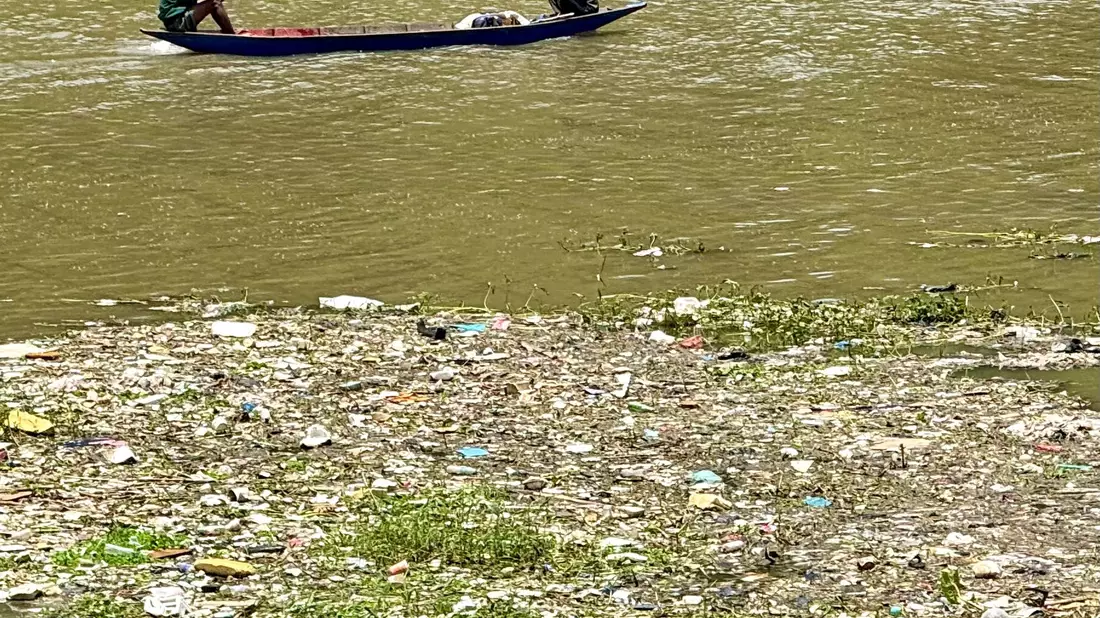 Kaum noch identifizierbarer Unrat treibt vielerorts im Fluss Citarum.  - Bild: Carola Frentzen/dpa