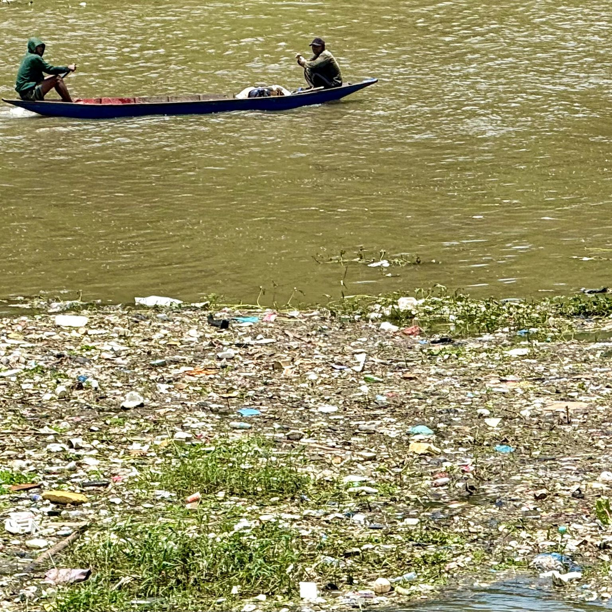 Kaum noch identifizierbarer Unrat treibt vielerorts im Fluss Citarum.  - Foto: Carola Frentzen/dpa