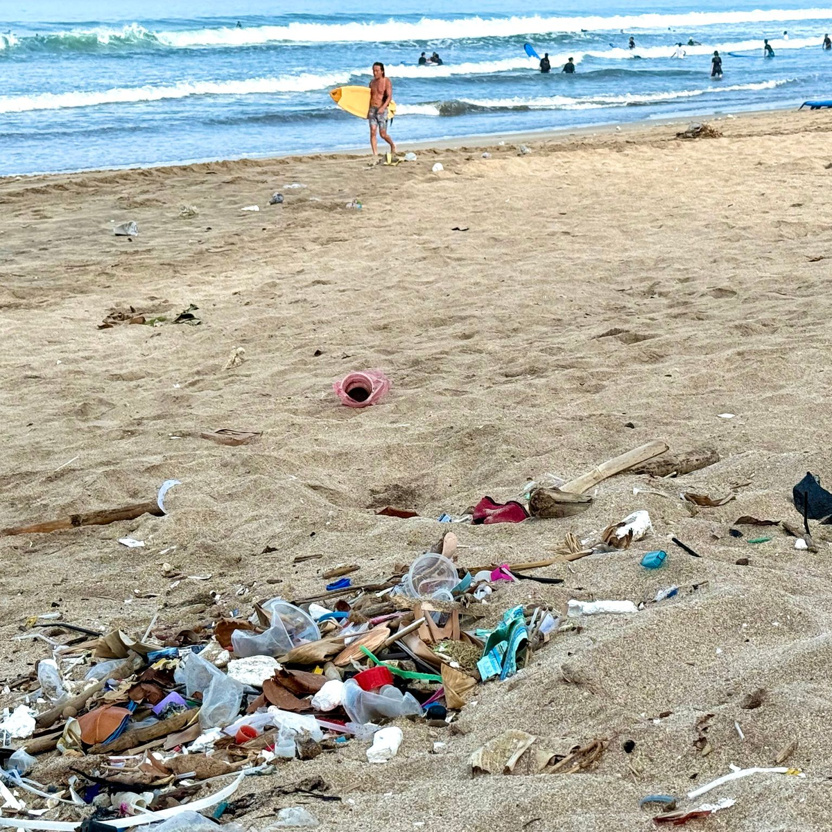 Auch die Urlaubsinsel Bali hat ein riesiges Müllproblem - wie hier am Strand von Kuta. - Foto: Carola Frentzen/dpa