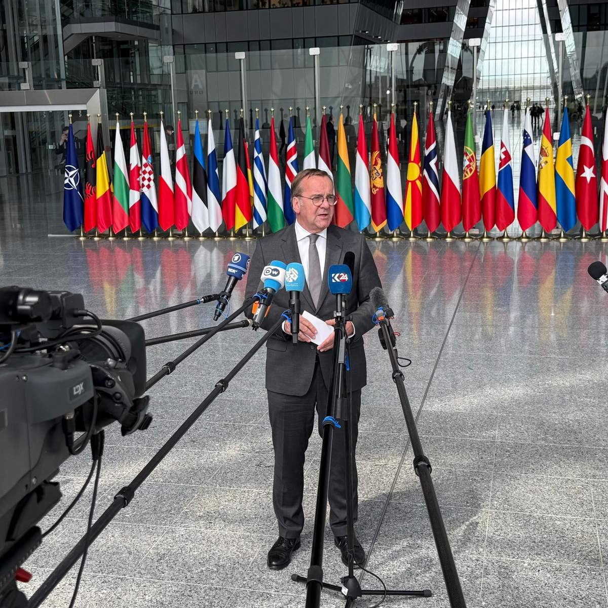 «Die Entscheidungen von heute werden uns bis (...) Ende der 30er Jahre hinein begleiten», sagte Pistorius in Brüssel.  - Foto: Helena Dolderer/dpa