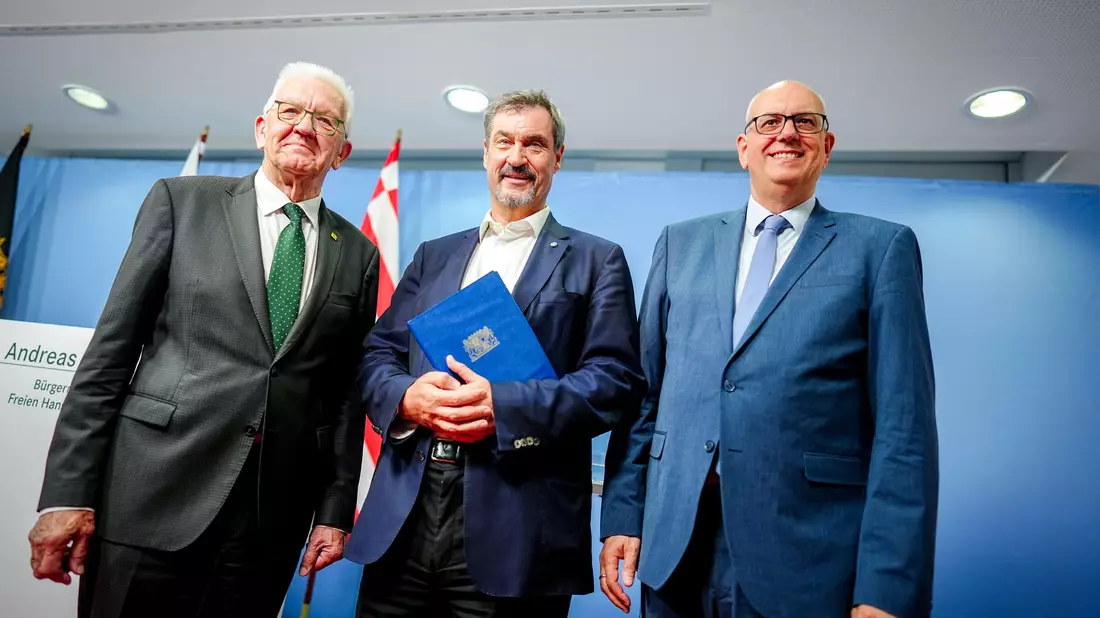 Drei Länder für die Raumfahrt: Deutschland soll mehr Geld geben. Dafür machen sich Winfried Kretschmann (l-r), Markus Söder und Andreas Bovenschulte stark. - Bild: Kay Nietfeld/dpa