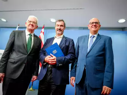 Drei Länder für die Raumfahrt: Deutschland soll mehr Geld geben. Dafür machen sich Winfried Kretschmann (l-r), Markus Söder und Andreas Bovenschulte stark. - Foto: Kay Nietfeld/dpa