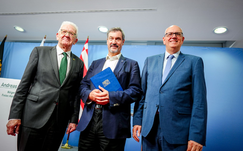 Drei Länder für die Raumfahrt: Deutschland soll mehr Geld geben. Dafür machen sich Winfried Kretschmann (l-r), Markus Söder und Andreas Bovenschulte stark. - Foto: Kay Nietfeld/dpa
