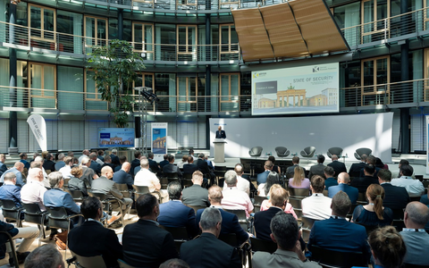 Sicherheitskonferenz am Brandenburger Tor: Hybride Bedrohungen im Fokus von Experten aus Wirtschaft und Politik - Foto: presseportal.de