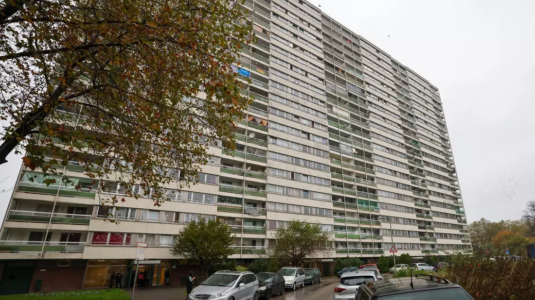 Meldekontrolle durch verschiedene Behörden am Problem-Hochhaus «Weißer Riese» im Stadtteil Homberg, - Bild: Christoph Reichwein/dpa