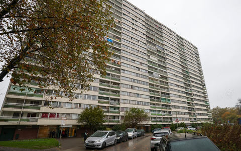 Meldekontrolle durch verschiedene Behörden am Problem-Hochhaus «Weißer Riese» im Stadtteil Homberg, - Foto: Christoph Reichwein/dpa