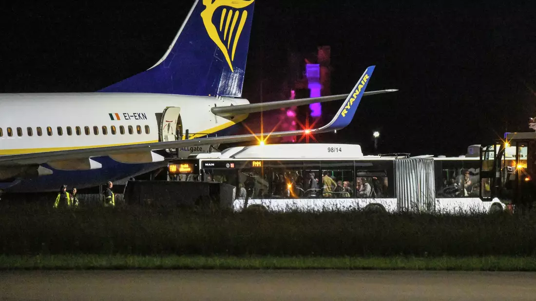 Das Unwetter über Süddeutschland zwang eine Ryanair-Maschine zum außerplanmäßigen Stopp. - Bild: Jason Tschepljakow/dpa/dpa-tmn