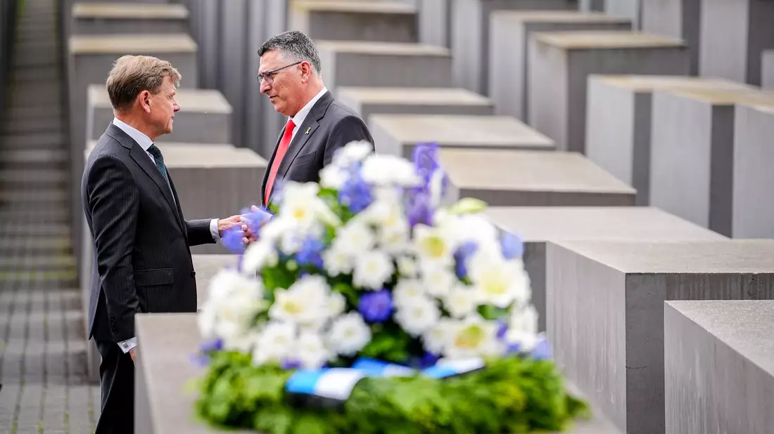 Am Holocaust-Mahnmal in Berlin legen Wadephul und Saar Kränze nieder. - Bild: Kay Nietfeld/dpa