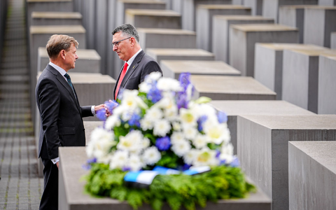 Außenminister Johann Wadephul legt am Holocaust-Mahnmal in Berlin gemeinsam mit seinem israelischen Amtskollegen Gideon Saar einen Kranz nieder. - Foto: Kay Nietfeld/dpa