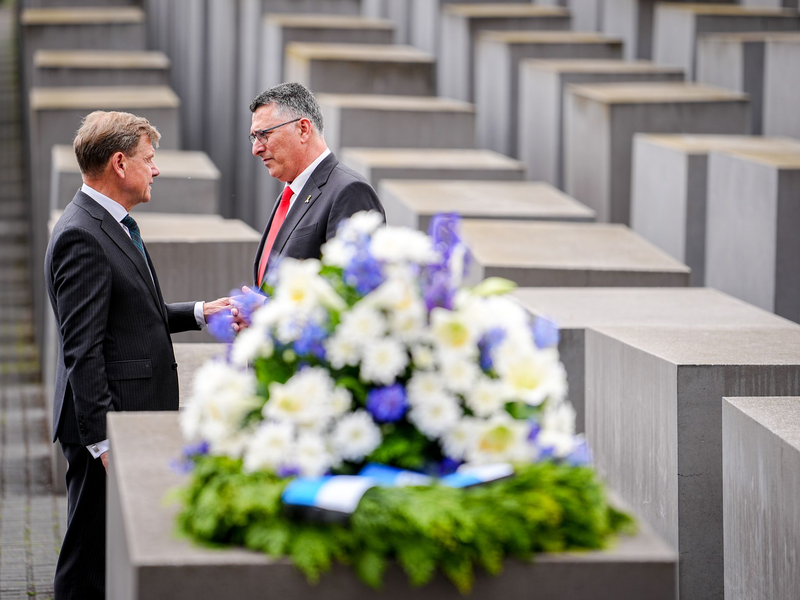 Am Holocaust-Mahnmal in Berlin legen Wadephul und Saar Kränze nieder. - Foto: Kay Nietfeld/dpa