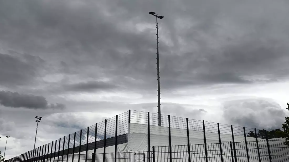 Dunkle Wolken über dem Trainingsplatz: Das Wetter passte zur tristen Stimmung im DFB-Quartier am Tag nach dem 1:2 gegen Portugal. - Bild: Federico Gambarini/dpa