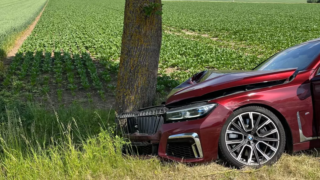 POL-HX: Warum kam der BMW von der Straße ab? Polizei sucht Zeugen - Bild: presseportal.de