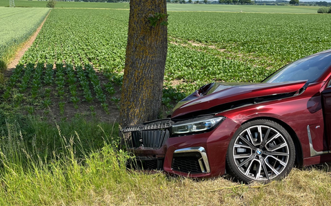 POL-HX: Warum kam der BMW von der Straße ab? Polizei sucht Zeugen - Foto: presseportal.de