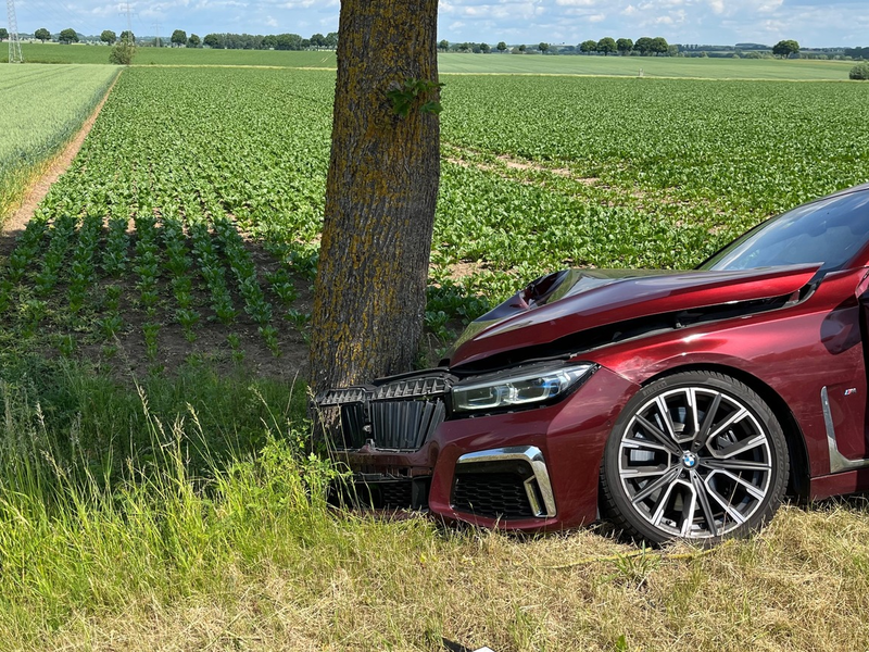POL-HX: Warum kam der BMW von der Straße ab? Polizei sucht Zeugen - Foto: presseportal.de