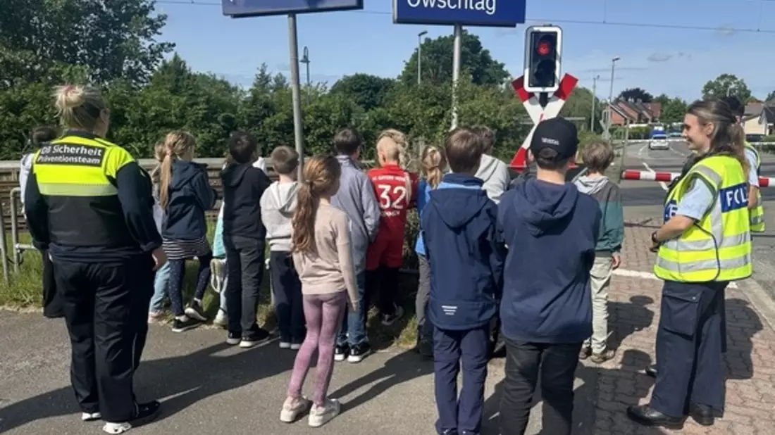 BPOL-FL: Bahn und Bundespolizei erklären Kindern richtiges Verhalten am Bahnübergang - Bild: presseportal.de