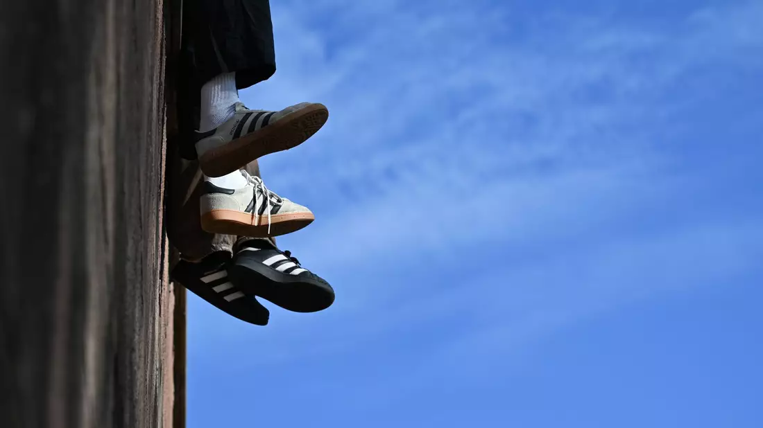 Ein Ende beim Sneaker-Trend ist aus Expertensicht nicht zu erwarten. (Symbolbild) - Bild: Arne Dedert/dpa