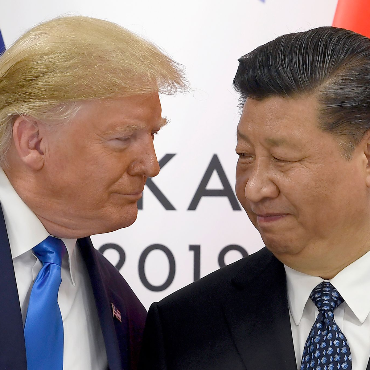 Inmitten des schweren Handelskonflikts zwischen den USA und China haben Donald Trump und Xi Jinping (r) miteinander telefoniert. (Archivbild) - Foto: Susan Walsh/AP/dpa