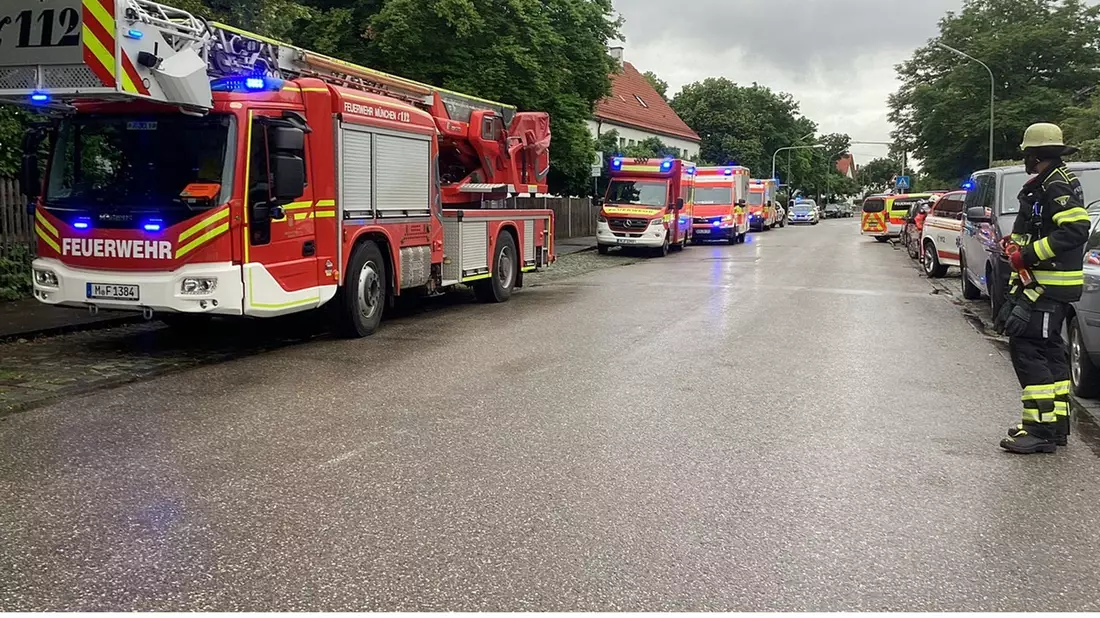 FW-M: 17 Verletzte in Schule durch Reizgas (Allach) - Bild: presseportal.de
