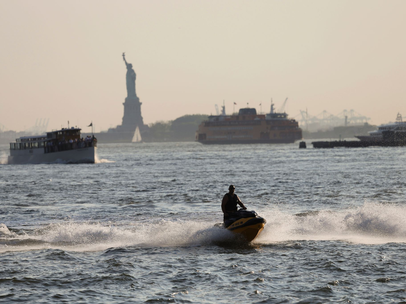 Die Sicht ist getrübt in New York - das liegt an Bränden weit entfernt - Foto: Heather Khalifa/AP/dpa
