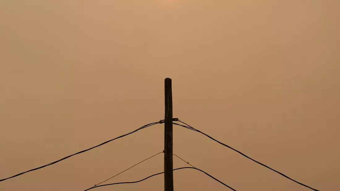 Rauch verdeckt die Sonne, während Waldbrände im Norden Manitobas wüten. - Bild: David Lipnowski/The Canadian Press/AP/dpa