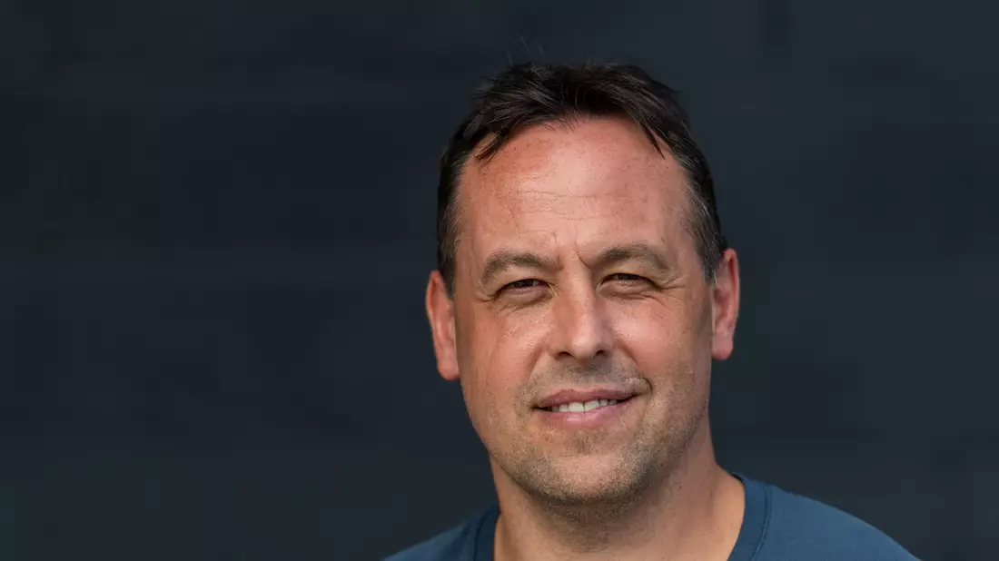 Mit Ex-Bundestrainer Marco Sturm gibt es erstmals einen deutschen NHL-Cheftrainer. - Bild: Maximilian Haupt/dpa