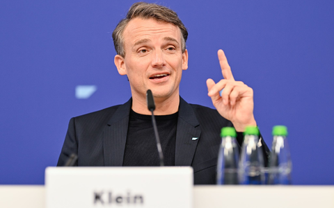 SAP-Chef Klein wehrt sich gegen Kritik wegen gestrichener Frauenquote. (Archivbild) - Foto: Uwe Anspach/dpa