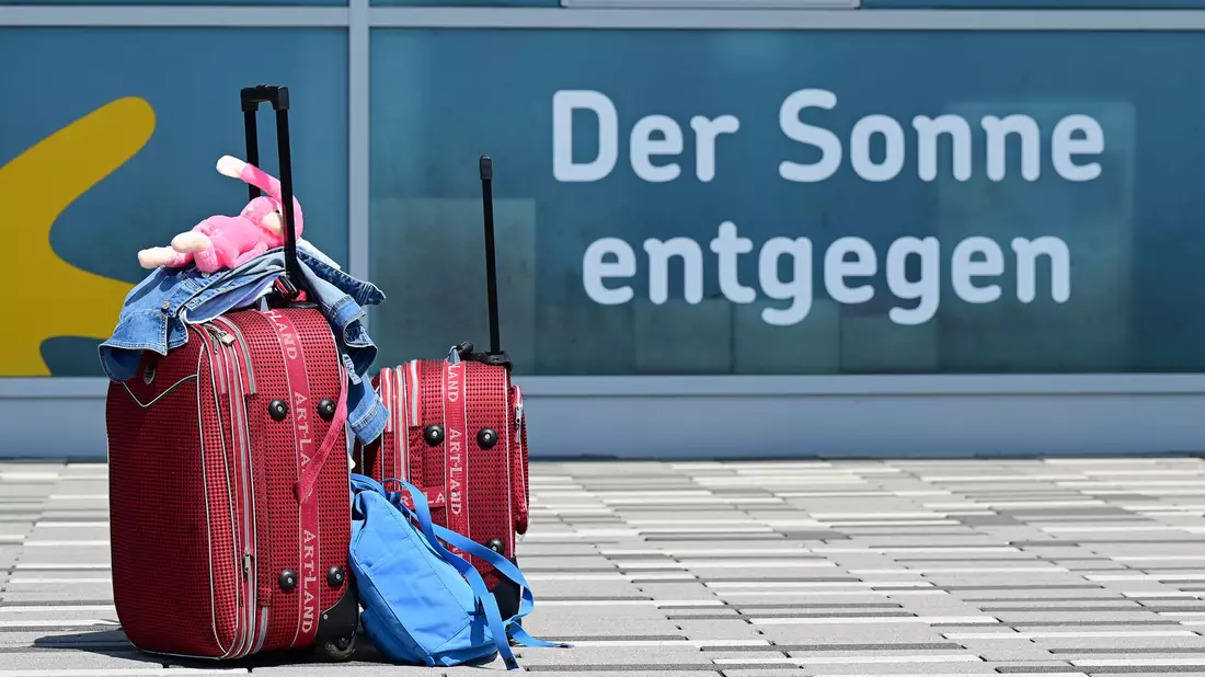 Die Vorfreude auf den Urlaub ist groß - bis stundenlange Verspätungen an den Nerven zehren. (Archivbild) - Bild: Uwe Zucchi/dpa/dpa-tmn