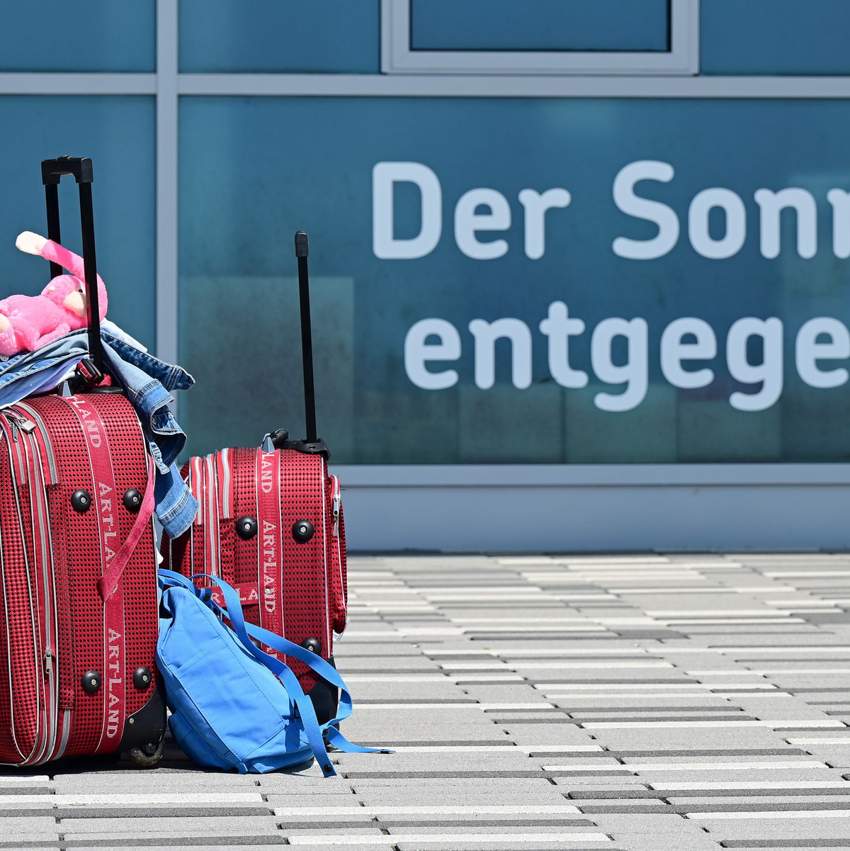 Die Vorfreude auf den Urlaub ist groß - bis stundenlange Verspätungen an den Nerven zehren. (Archivbild) - Foto: Uwe Zucchi/dpa/dpa-tmn