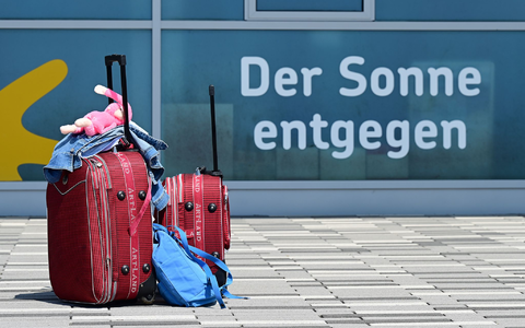 Die Vorfreude auf den Urlaub ist groß - bis stundenlange Verspätungen an den Nerven zehren. (Archivbild) - Foto: Uwe Zucchi/dpa/dpa-tmn