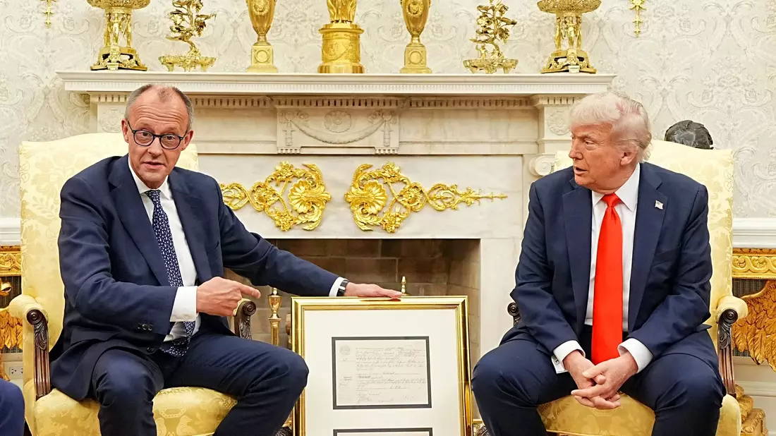 Donald Trump empfing Friedrich Merz mit warmen Worten im Oval Office.  - Bild: Michael Kappeler/dpa Pool/dpa