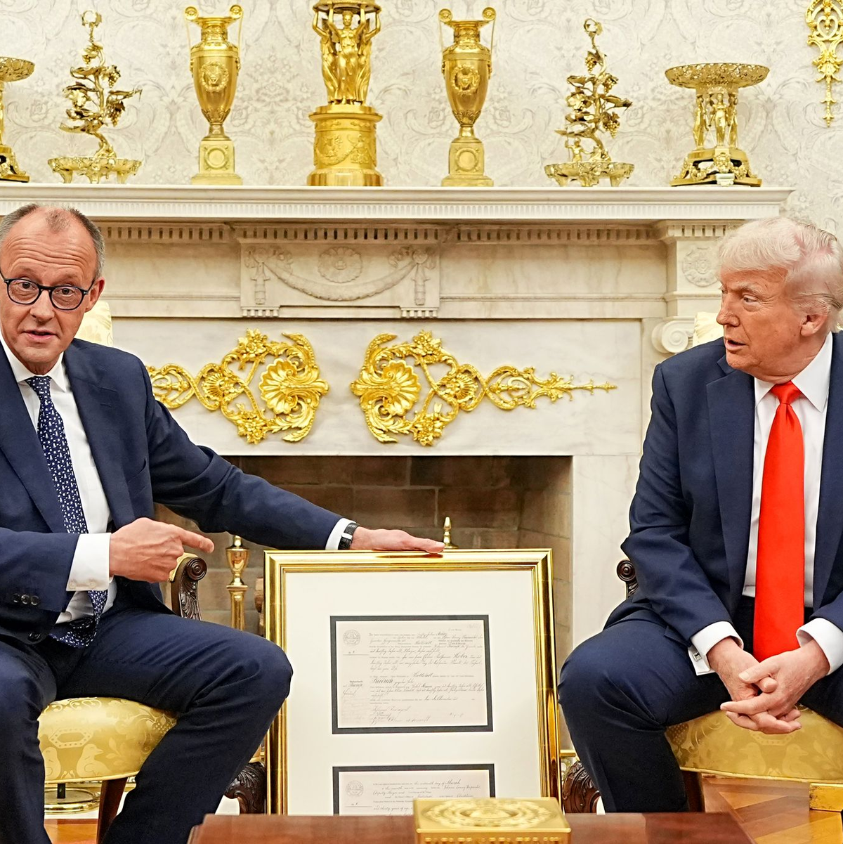 Sieht in europäischen Spitzenpolitikern wie Friedrich Merz offensichtlich eine indirekte Gefahr für amerikanische Interessen: US-Präsident Donald Trump. (Archivbild) - Foto: Michael Kappeler/dpa Pool/dpa