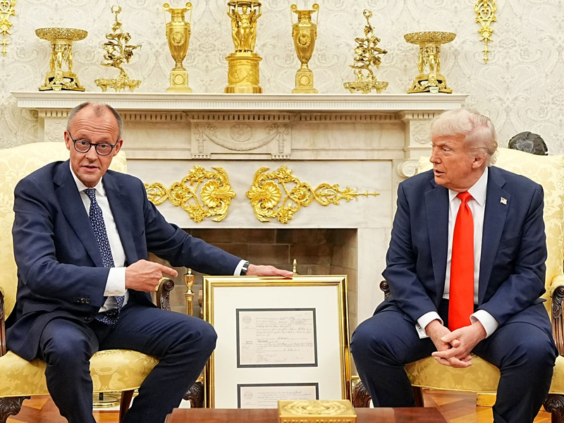 Donald Trump empfing Friedrich Merz mit warmen Worten im Oval Office.  - Foto: Michael Kappeler/dpa Pool/dpa