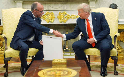 Merz ĂŒbergab das Gastgeschenk im Oval Office. - Foto: Evan Vucci/AP/dpa Merz ĂŒbergab das Gastgeschenk im Oval Office. - Foto: Evan Vucci/AP/dpa