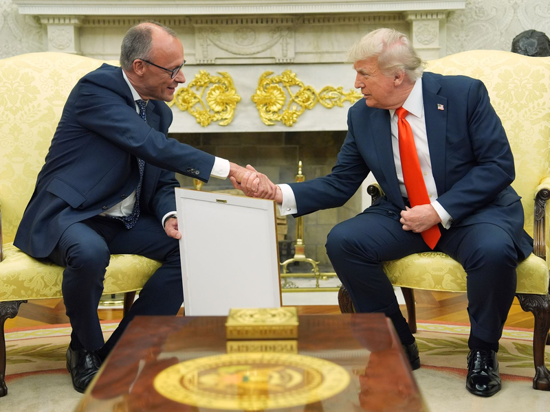 Merz übergab das Gastgeschenk im Oval Office.  - Foto: Evan Vucci/AP/dpa