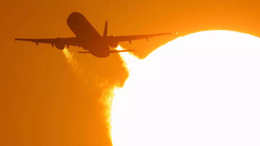 Die Vorfreude auf den Urlaub ist groß - bis stundenlange Verspätungen an den Nerven zehren. (Archivbild) - Bild: Boris Roessler/dpa