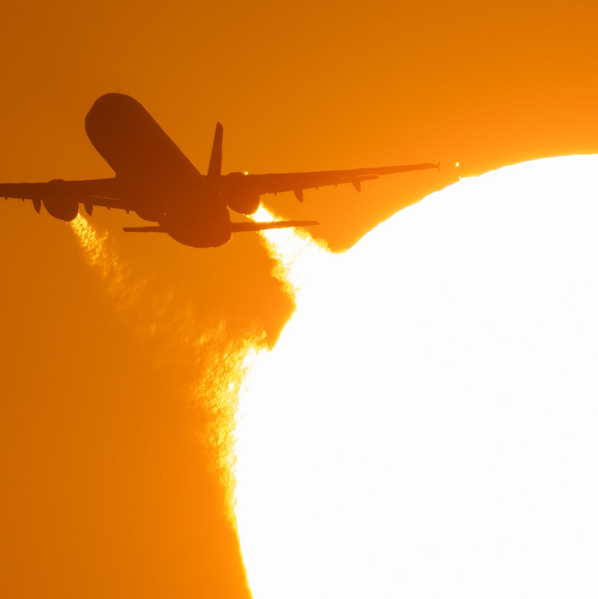 Die Vorfreude auf den Urlaub ist groß - bis stundenlange Verspätungen an den Nerven zehren. (Archivbild) - Foto: Boris Roessler/dpa