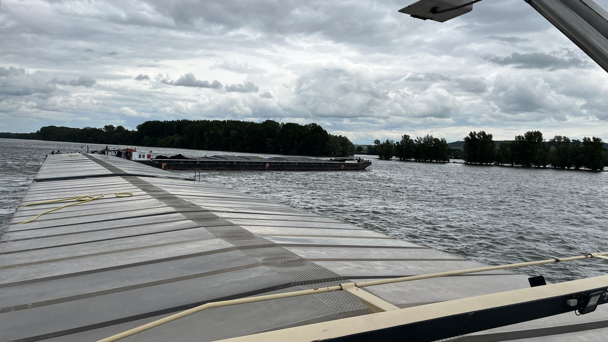 PP-ELT: Havarie eines Güterschubverbandes bei RKM 523 - Keine Verletzten, Bergung für den Folgetag geplant - Foto: presseportal.de