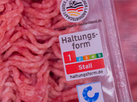Bei Rindfleisch aus dem SB-Regal kamen 2024 noch 62,4 Prozent aus der untersten Haltungsstufe 1 - nach 75,6 Prozent im Jahr zuvor. - Foto: Rolf Vennenbernd/dpa