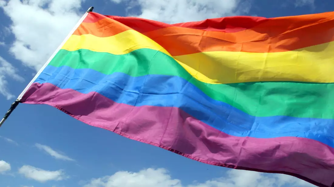 Die Grünen finden: Die Regenbogenflagge soll am CSD auf dem Reichstag aufgezogen werden. (Archivbild) - Bild: Wolfgang Kumm/dpa