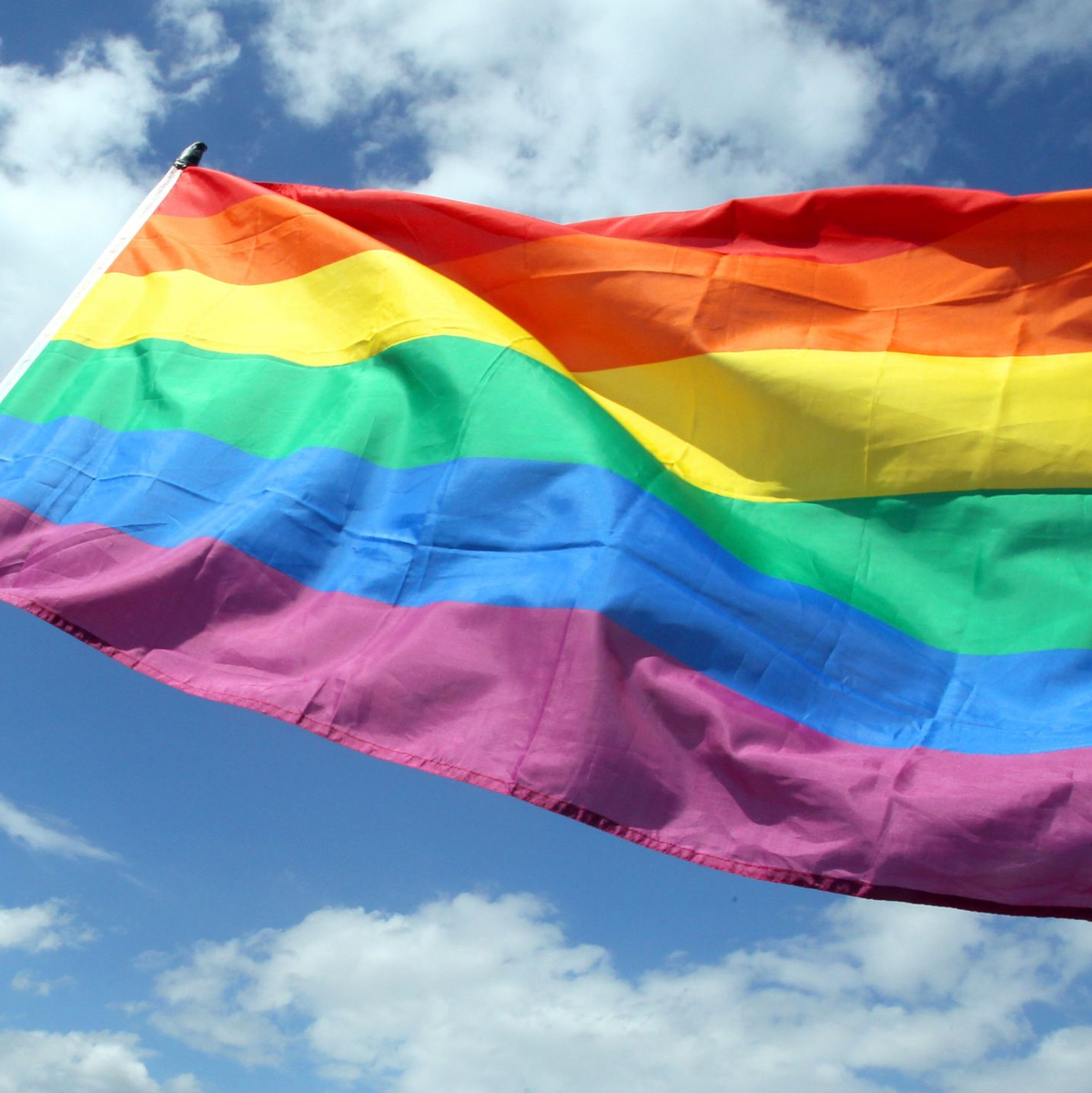 Die Grünen finden: Die Regenbogenflagge soll am CSD auf dem Reichstag aufgezogen werden. (Archivbild) - Foto: Wolfgang Kumm/dpa