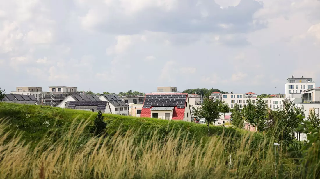 Der Anstieg der Kreditzinsen schreckte in den vergangenen drei Jahren viele Immobilieninteressenten ab. Die Folge waren sinkende Preise - doch diese Phase ist nun beendet. (Symbolbild) - Bild: Christian Charisius/dpa