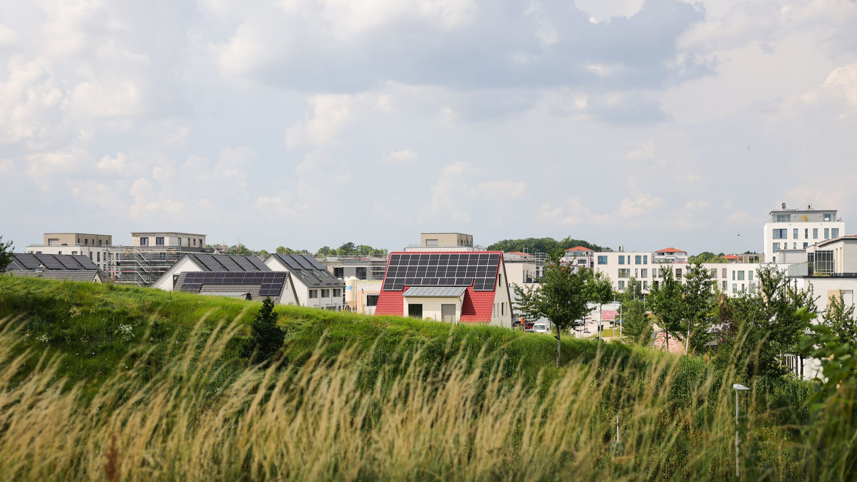 Der Anstieg der Kreditzinsen schreckte in den vergangenen drei Jahren viele Immobilieninteressenten ab. Die Folge waren sinkende Preise - doch diese Phase ist nun beendet. (Symbolbild) - Foto: Christian Charisius/dpa